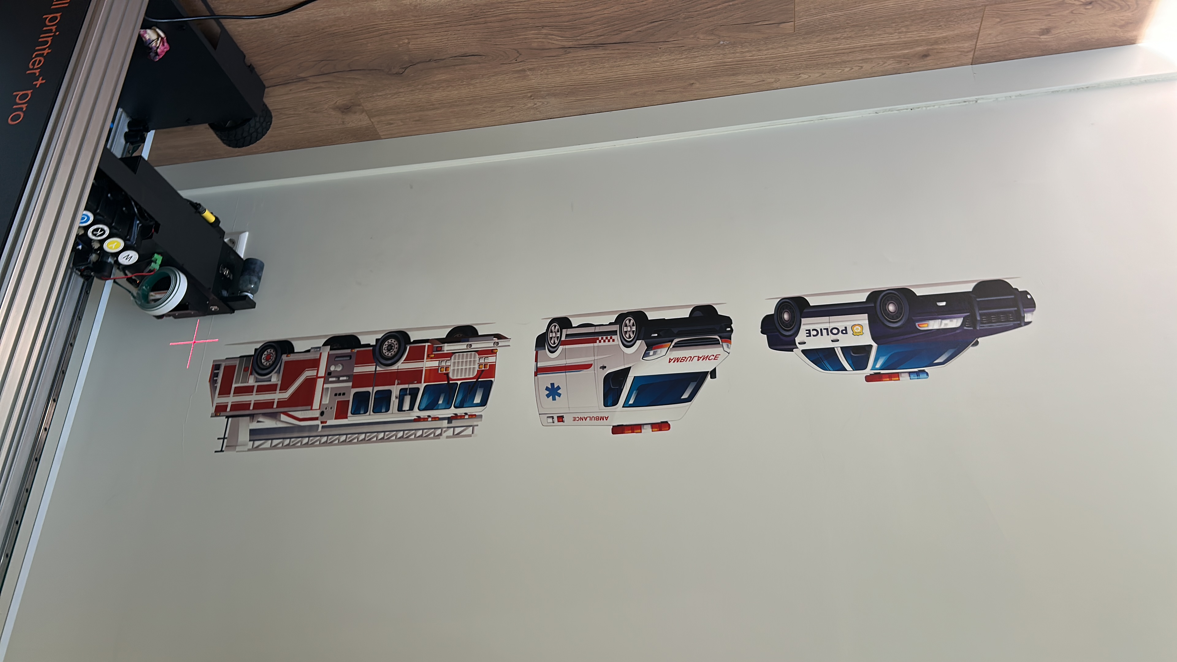 Illustratie van politie-, ambulance- en brandweervoertuigen als haarscherpe muurprint boven een bed, geplaatst op een witte ondergrond voor een strak en gelijkmatig resultaat.