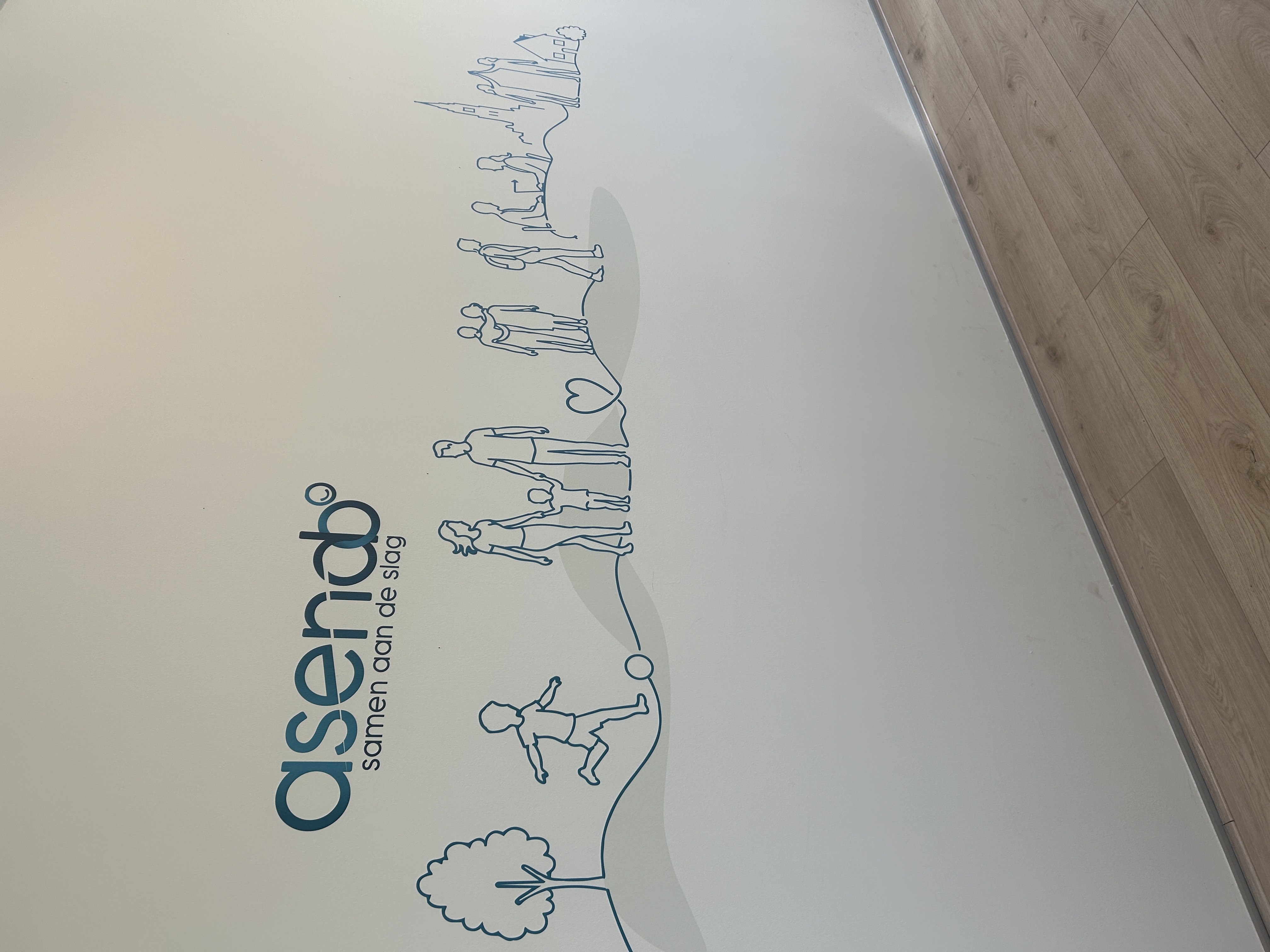 Lijntekening muurprint van 270 cm breed voor Asendo, geplaatst in een gezamenlijke werkruimte als rustige en betekenisvolle wandvisual.