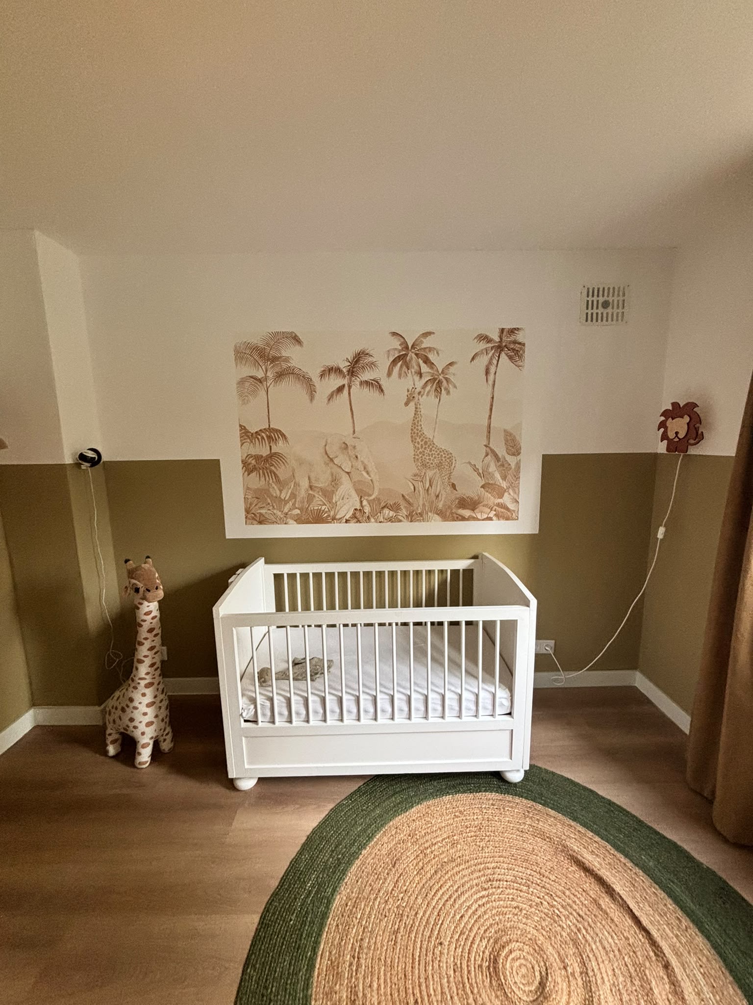 Kinderkamer muurprint met savanne dieren in zachte kleuren, direct op de muur geprint in Tilburg door Selo Muurprints, met olifant, giraf en jungle sfeer.