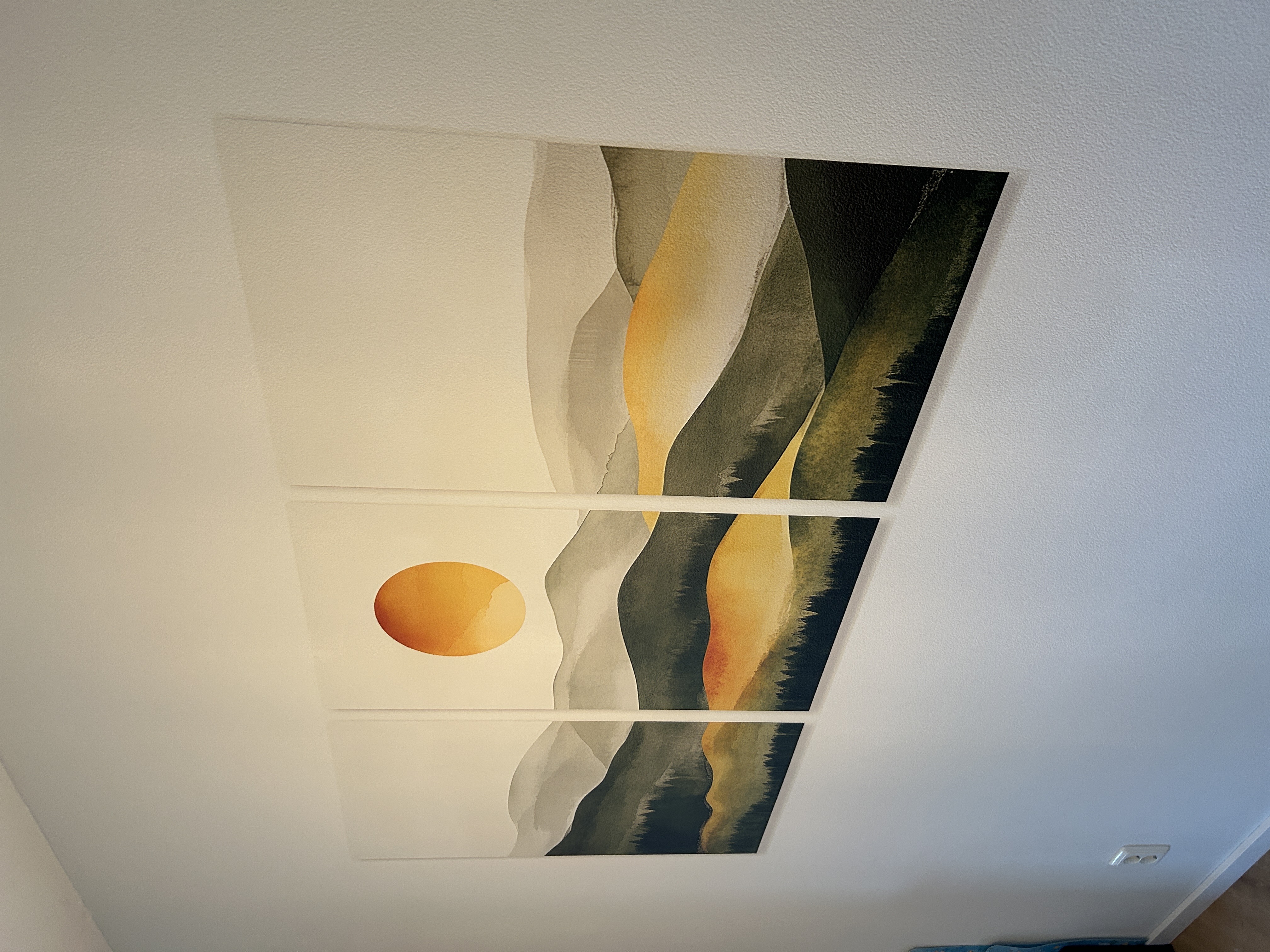 Sfeervolle Toscaanse muurprint als drieluik op een witte eetkamerwand, geplaatst door Selo Muurprints in Tilburg voor extra warmte en karakter.