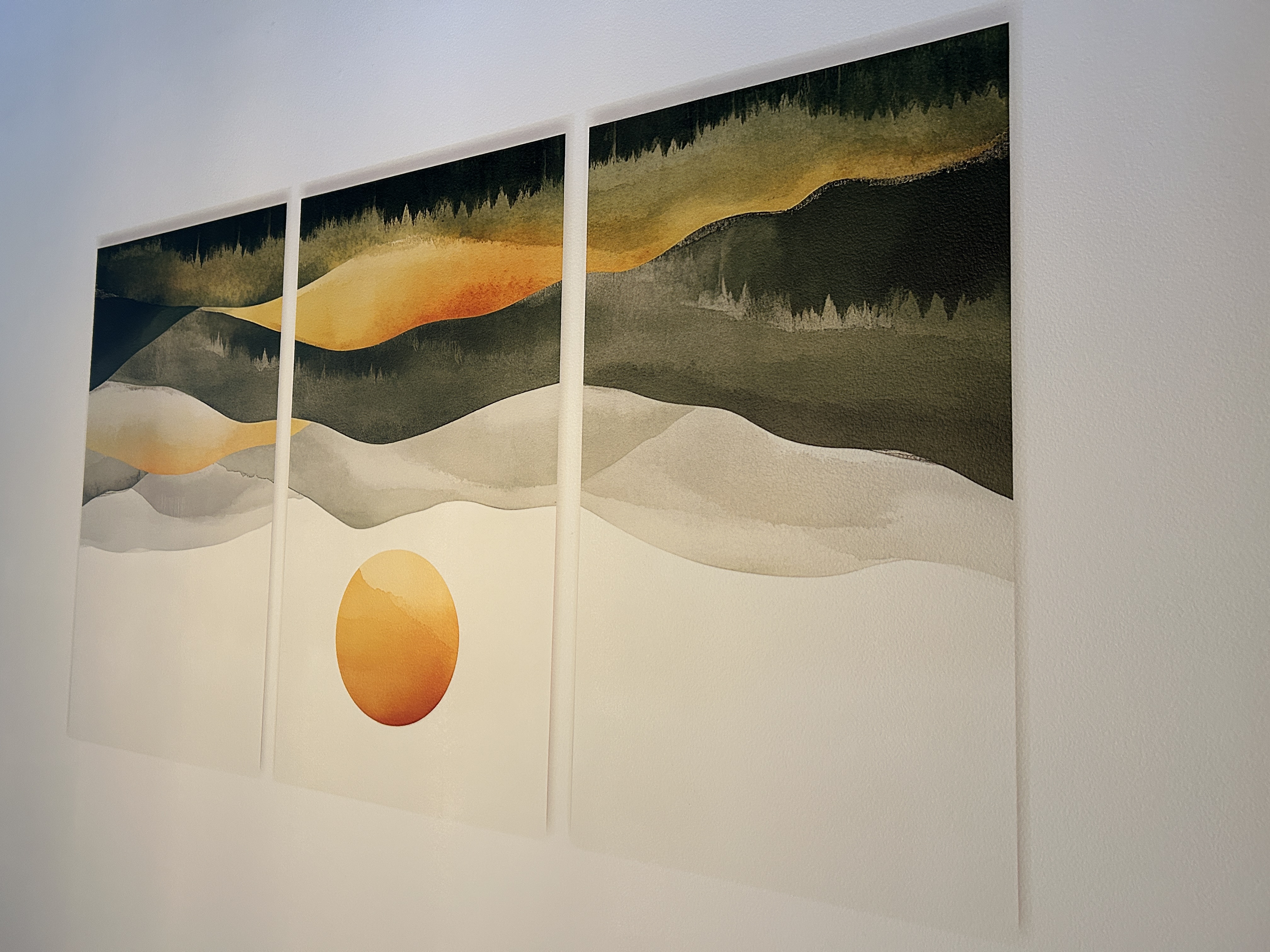Drieluik muurprint met Toscaanse zonsondergang boven de eettafel, direct op de muur geprint voor een warme mediterrane sfeer in huis.